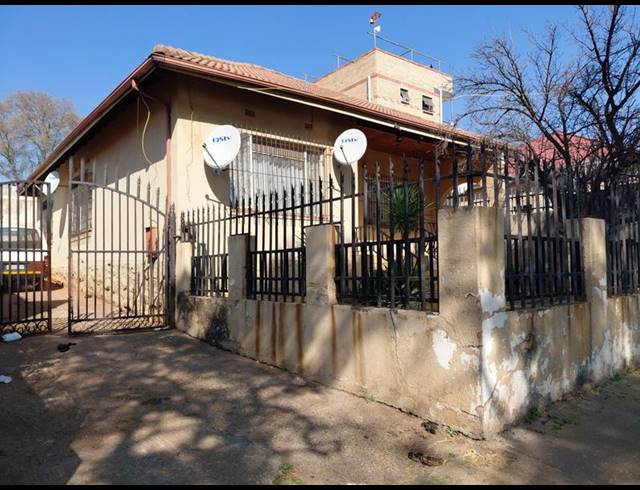 10 BEDROOM HOUSE FOR SALE IN YEOVILLE